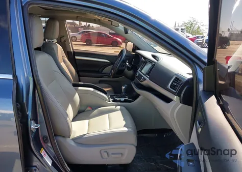 2019 Toyota Highlander Xle z USA, uszkodzony, nr VIN 5TDKZRFH7KS346367